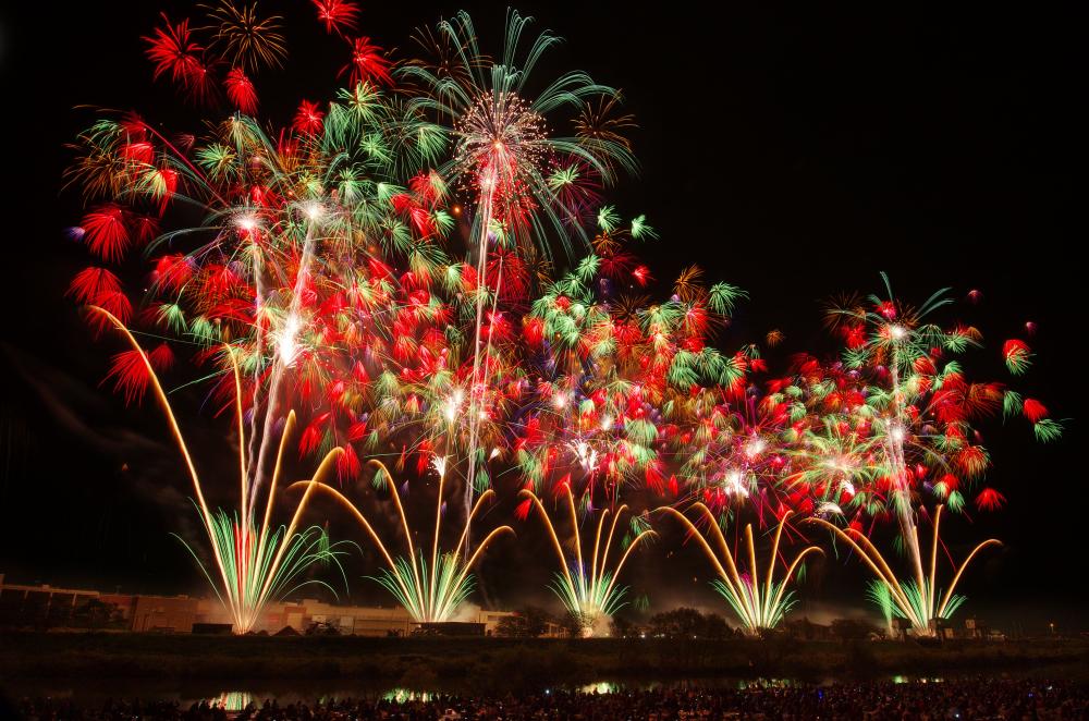 花火の季節到来！2024年茨城県では20以上の花火大会が開催予定。夏の夜空を彩る花火は必見です。を見る