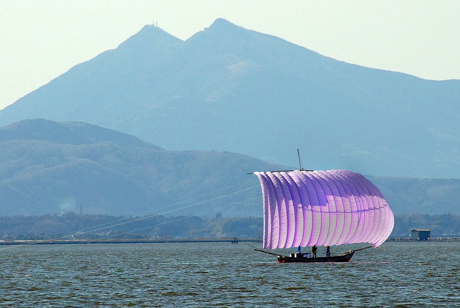 筑波山とパステルカラーの七色帆引き船 ラズベリー