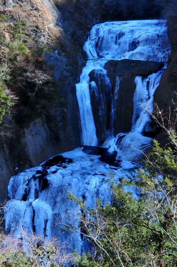 氷結した滝