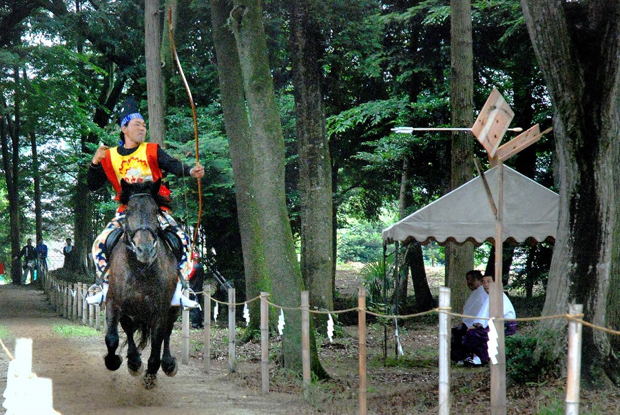 見事命中！大宝八幡宮の流鏑馬