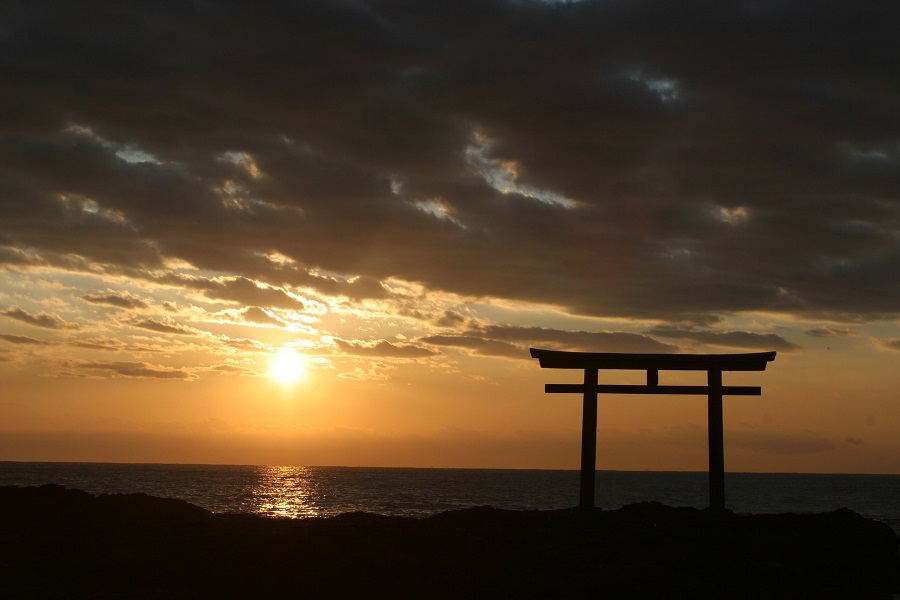 神磯の鳥居(日の出)