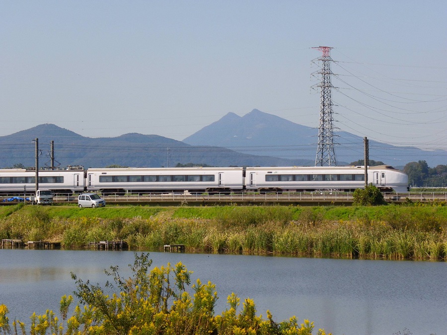 筑波山と特急スーパーひたち