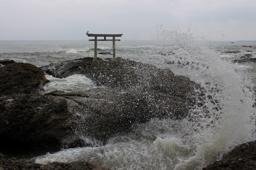 荒波の上磯