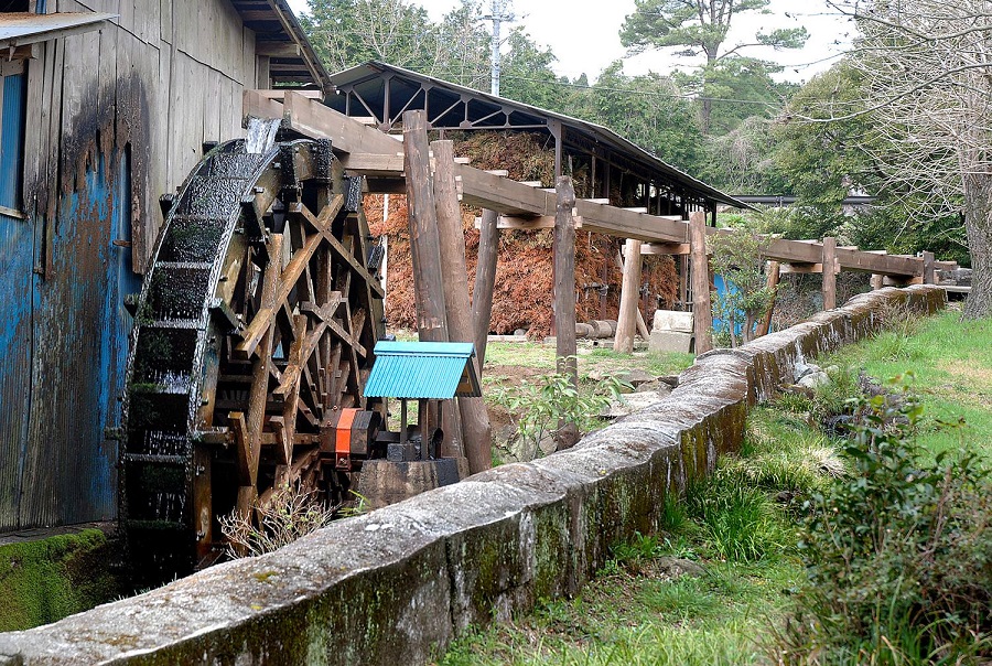 八郷 駒村清明堂の水車