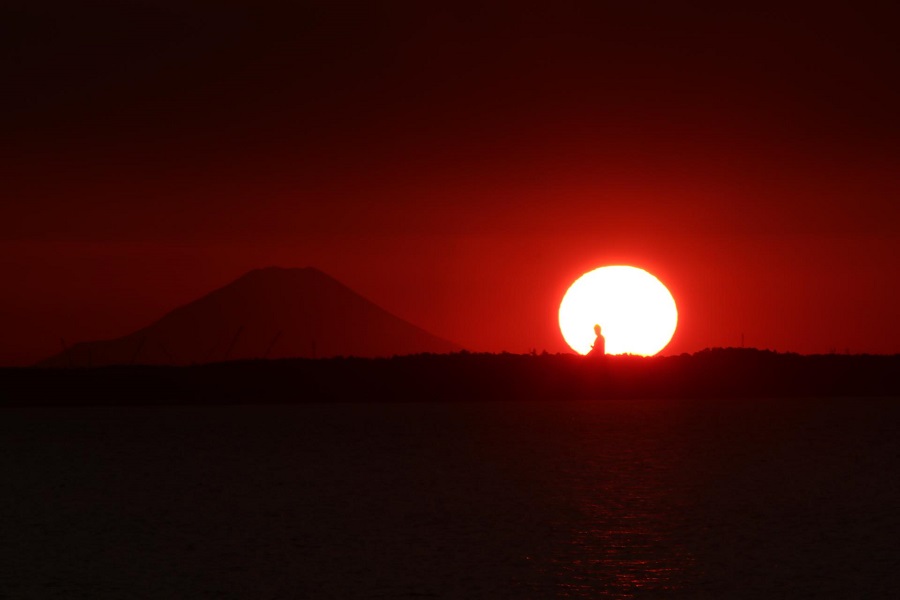 牛久大仏にかかる夕陽と富士山