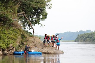 川下りの途中で巨大岩に寄り道。大自然を満喫できるのも那珂川カヌーツアーの魅力。